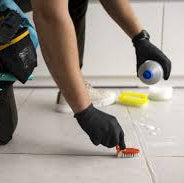 Limpeza Pós-obra da Pure Task & Clean Go em ação, mostrando profissionais limpando um ambiente reformado.